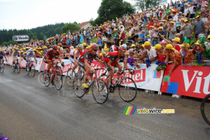 Chris Horner pousse Janez Brajkovic (Team Radioshack) (575x)