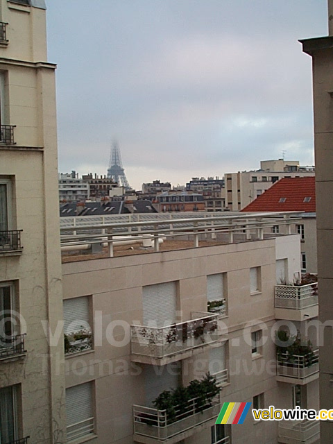 La tour Eiffel dans les nuages