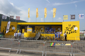 The signature podium of the Tour (880x)