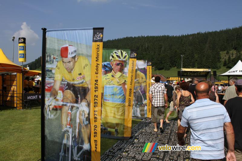 Des drapeaux d'anciens vainqueurs au Village Départ