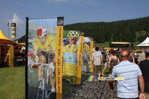 Flags with former winners in the Village Départ (722x)
