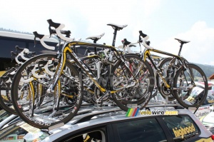 The bikes on the roof of the HTC-Columbia car (624x)