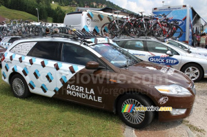 The AG2R La Mondiale car (590x)