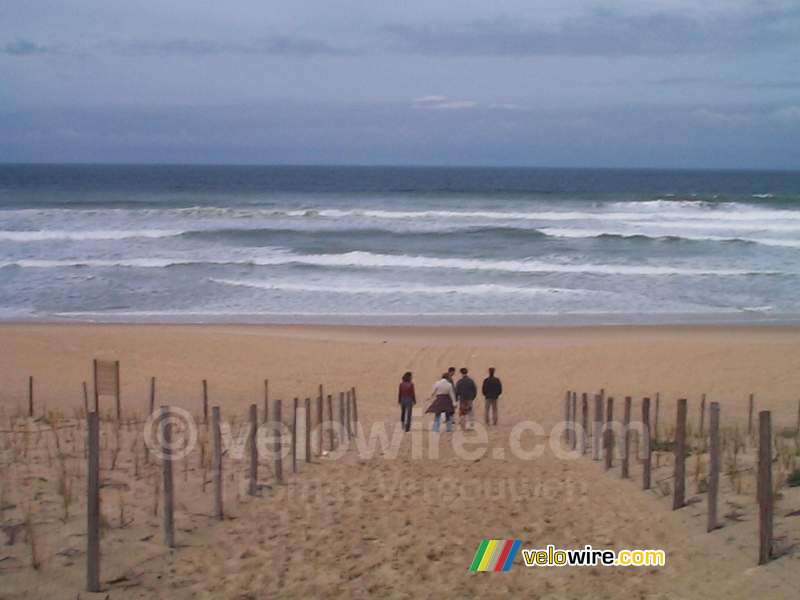 [Lacanau] The whole group on the beach