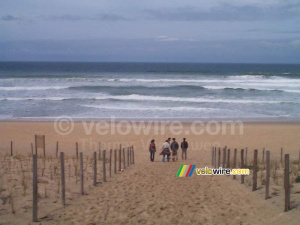 [Lacanau] The whole group on the beach (218x)