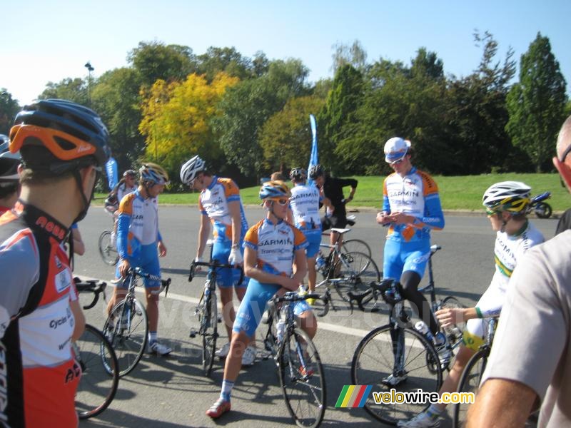 Team Garmin-Transitions klaar voor een trainingsrondje rondom het Hippodrome de Longchamp