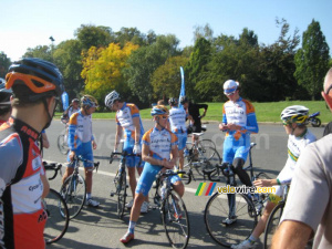 Team Garmin-Transitions getting ready for a training around the Hippodrome de Longchamp (627x)