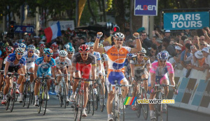 Oscar Freire remporte Paris-Tours 2010 (1125x)