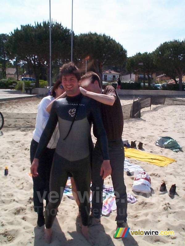 [Lacanau] Barbara et Eric aident Dorian avec sa combinaison de surf