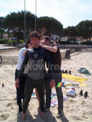 [Lacanau] Barbara and Eric help Dorian with his surf suit (243x)