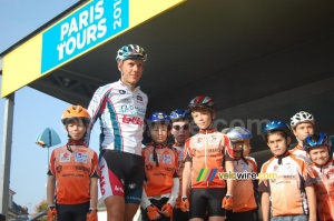 Philippe Gilbert (Omega Pharma-Lotto) with young cyclists (432x)