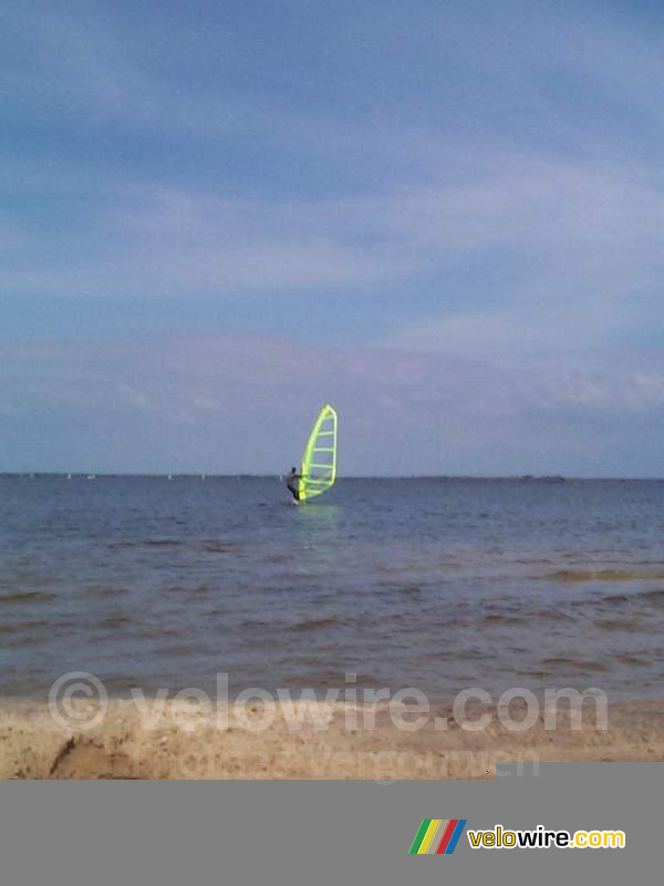 [Lacanau] Dorian en train de surfer sur le lac