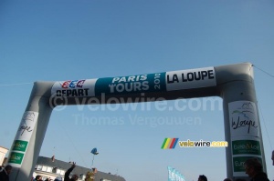 The Paris-Tours start arch in La Loupe (460x)