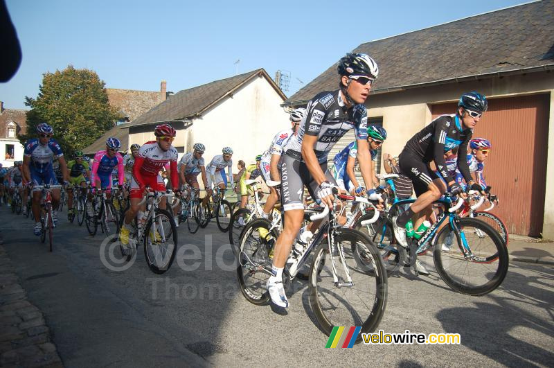 Jonas Jorgensen (Saxo Bank), Bradley Wiggins (Team Sky) & Samuel Dumoulin (Cofidis) aan de start