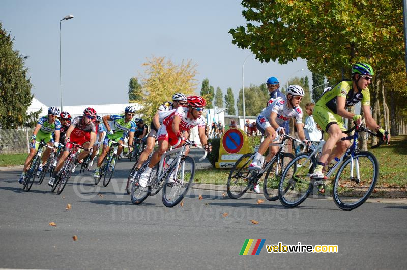 Leonardo Duque (Cofidis) tussen de vallende bladeren