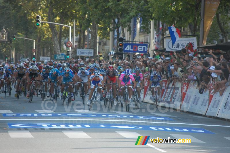 Oscar Freire (Rabobank) wins the sprint of Paris-Tours 2010