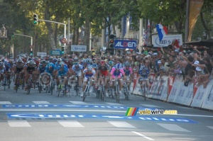 Oscar Freire (Rabobank) wins the sprint of Paris-Tours 2010 (296x)