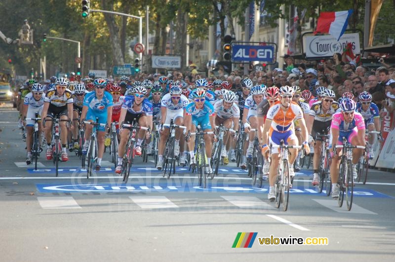 Oscar Freire (Rabobank) remporte le sprint de Paris-Tours 2010 (2)