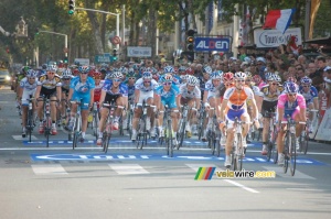 Oscar Freire (Rabobank) wins the sprint of Paris-Tours 2010 (2) (562x)