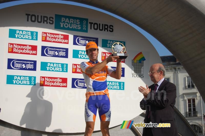 Oscar Freire (Rabobank) with his trophy