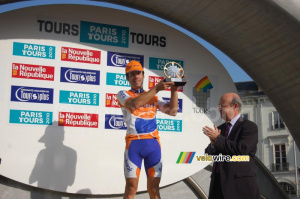 Oscar Freire (Rabobank) avec son trophée (757x)