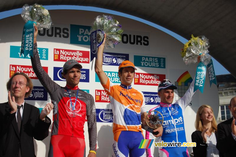 Het podium van Parijs-Tours 2010: Oscar Freire, Angelo Furlan & Gert Steegmans