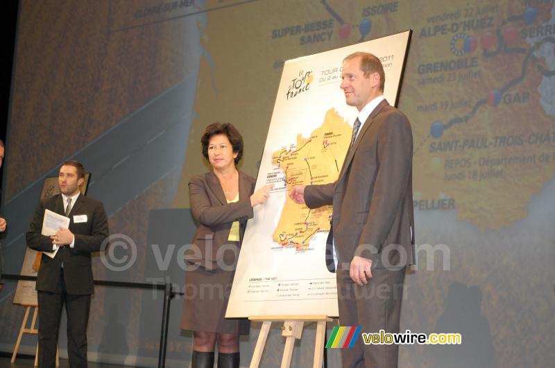 Christian Prudhomme (ASO) & Vronique Besse (Vende) bij de kaart van de Tour de France 2011