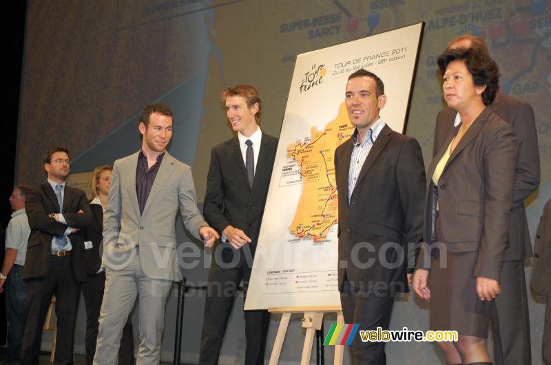 Mark Cavendish, Andy Schleck & Anthony Charteau met de kaart van de Tour de France 2011