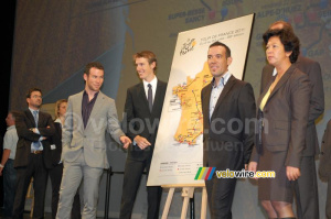 Mark Cavendish, Andy Schleck & Anthony Charteau with the 2011 Tour de France map (1259x)
