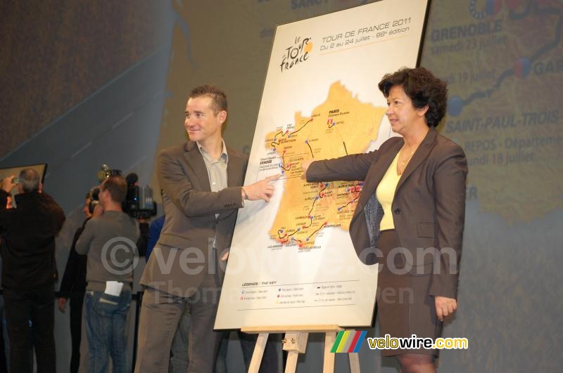 Thomas Voeckler & Véronique Besse met de kaart van de Tour de France 2011