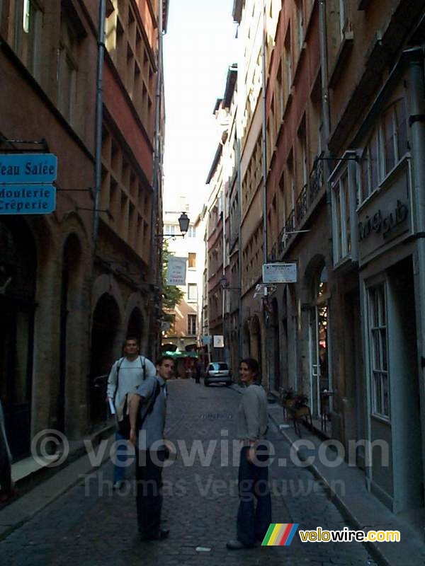 Cdric, Sbastien & Nathalie in een straat in Lyon