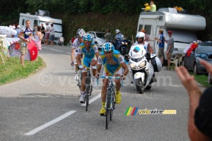 Daniel Navarro & Alberto Contador (Astana) & Andy Schleck (Team Saxo Bank) (796x)