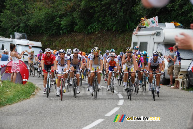 The peloton with Bernhard Eisel (HTC-Columbia) throwing his bidon