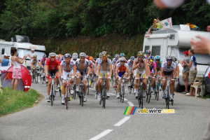 The peloton with Bernhard Eisel (HTC-Columbia) throwing his bidon (456x)