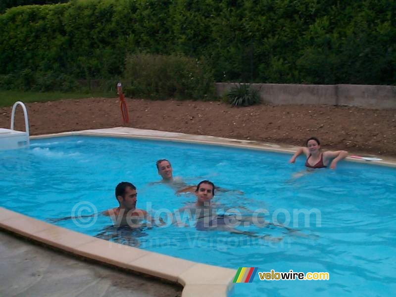 [Weekend Lyon] Fabian, Thom@s, Vincent & Anne-Ccile in het zwembad bij Cdric thuis