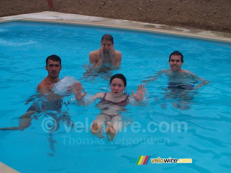 [Weekend Lyon] Fabian, Thom@s, Anne-Ccile & Vincent in het zwembad bij Cdric thuis