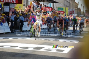 Mark Cavendish (HTC-Columbia) remporte l'étape (2) (358x)