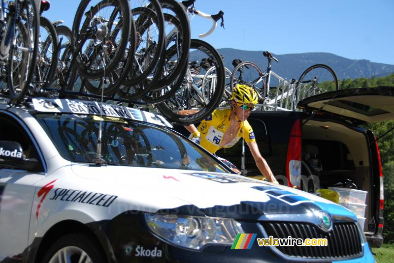 Andy Schleck (Team Saxo Bank) bij de ploegleiderswagen