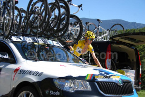 Andy Schleck (Team Saxo Bank) at the team car (610x)