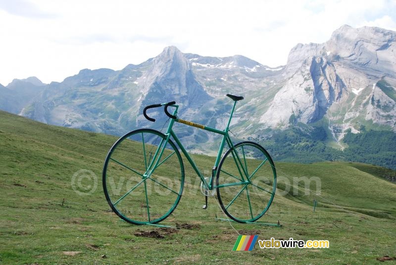 De groene fiets op de Col d'Aubisque