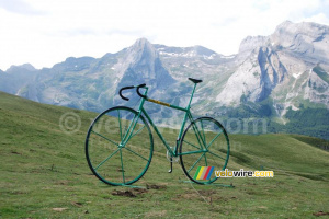 The green bike on the Col d'Aubisque (417x)