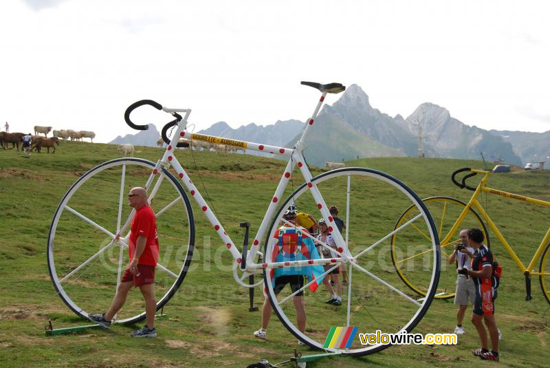 De bolletjes- en gele fiets op de Col d'Aubisque