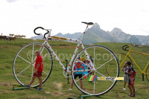 The polka dot and yellow bike on the Col d'Aubisque (437x)