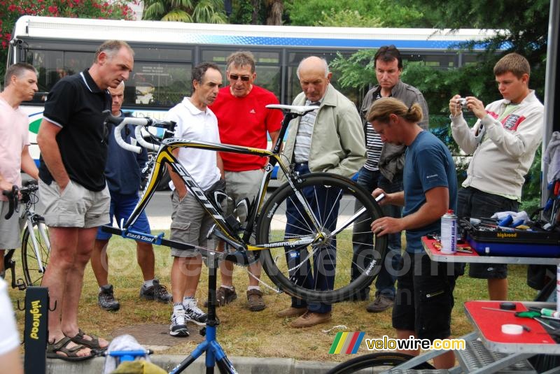 Le mécano travaille sur le vélo de Michael Rogers (HTC-Columbia)