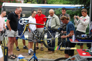 Le mécano travaille sur le vélo de Michael Rogers (HTC-Columbia) (947x)