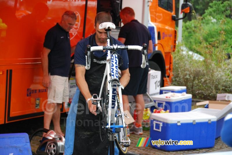 Le mécano de l'équipe Rabobank travaille sur un vélo