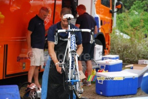 Le mécano de l'équipe Rabobank travaille sur un vélo (402x)