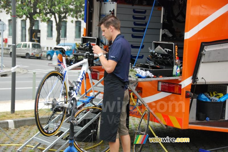 Onderhoud aan de fiets van Oscar Freire (Rabobank)