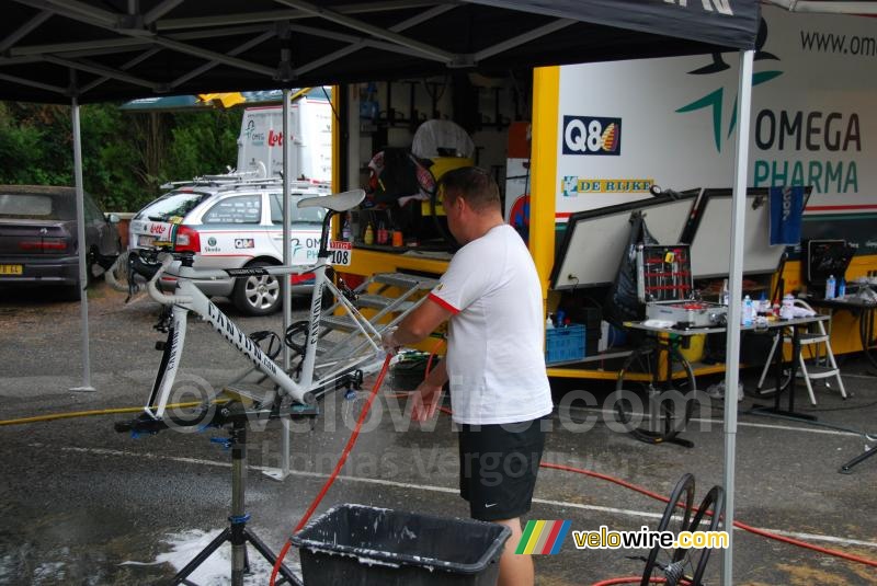 Le mécano travaille sur le vélo de Jurgen Roelandts (Omega Pharma-Lotto)
