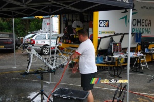 Maintenance on Jurgen Roelandts (Omega Pharma-Lotto)'s bike (453x)